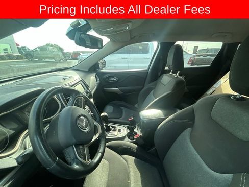 Used 2018 Jeep Cherokee Latitude w/ Altitude Package FWD image 9