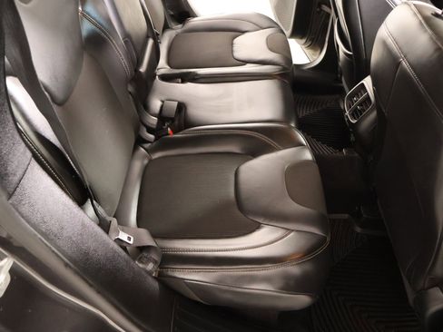 Used 2018 Jeep Cherokee Latitude Plus image 12