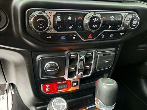 Used 2022 Jeep Wrangler Unlimited Rubicon 4xe w/ Cold Weather Group AWD/4WD image 17