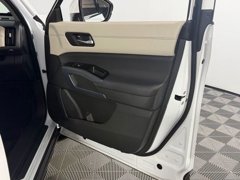 Used 2025 Nissan Pathfinder SL image 32