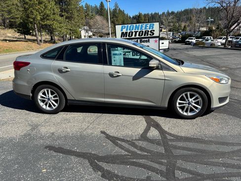 Used 2016 Ford Focus SE FWD image 2