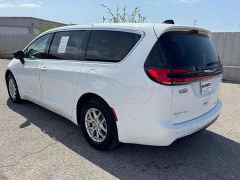 Used 2025 Chrysler Pacifica Select FWD image 4