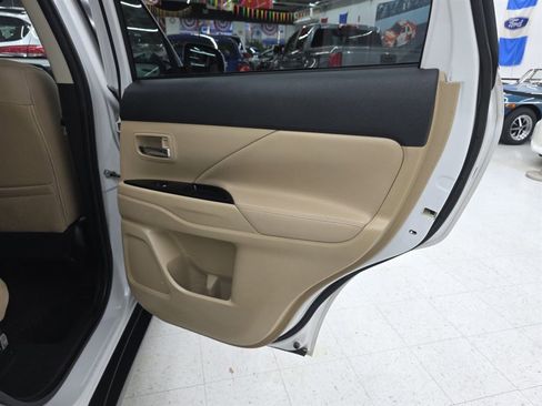Used 2018 Mitsubishi Outlander SEL image 16
