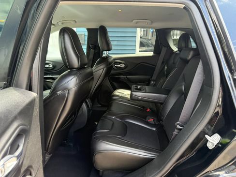 Used 2019 Jeep Cherokee Latitude Plus AWD/4WD image 33