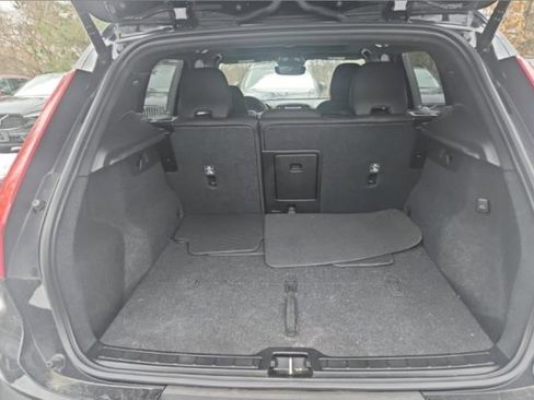 Certified 2023 Volvo XC40 B5 Plus w/ Climate Package image 4