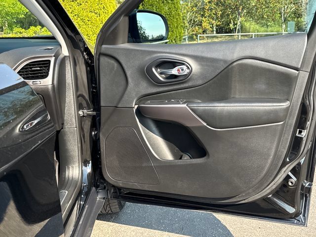 Used 2019 Jeep Cherokee Limited w/ Luxury Group AWD/4WD image 24