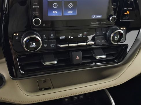 Used 2021 Toyota Highlander XLE AWD/4WD image 23