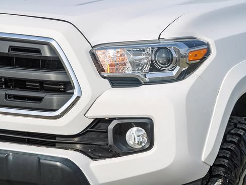 Used 2017 Toyota Tacoma SR5 w/ Tow Package image 8