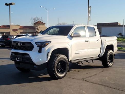 Used 2024 Toyota Tacoma TRD Sport w/ TRD Sport Premium Package image 9