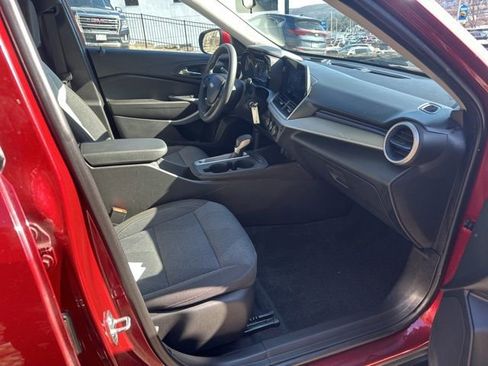 Used 2024 Chevrolet Trax LS w/ LS Convenience Package image 9