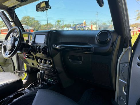 Used 2017 Jeep Wrangler Unlimited Sahara image 15