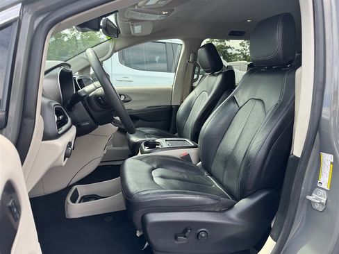 Used 2022 Chrysler Pacifica Touring-L FWD image 18