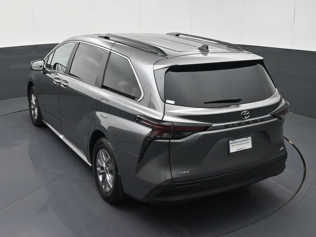 Used 2026 Toyota Sienna XLE FWD image 27