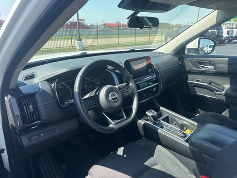 Used 2022 Nissan Pathfinder SV image 10