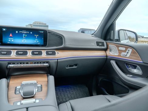 Used 2025 Mercedes-Benz GLS 450 4MATIC image 19