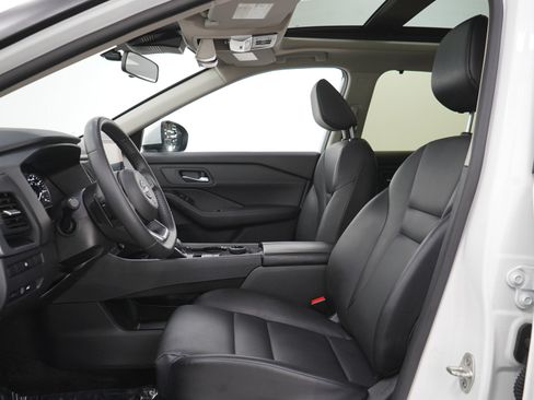 Used 2024 Nissan Rogue SV w/ SV Premium Package image 24