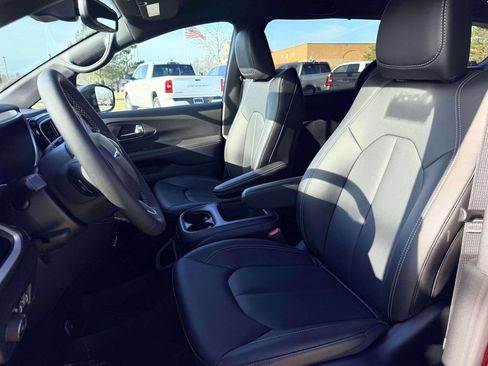 New 2026 Chrysler Pacifica Select AWD/4WD image 13