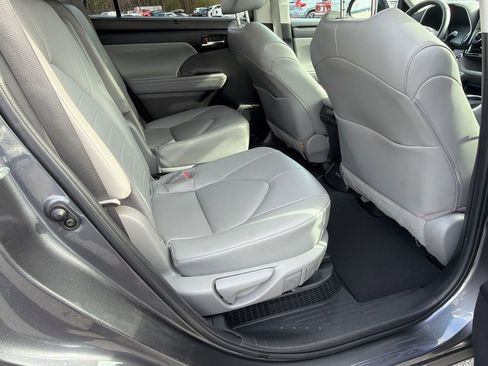 Used 2023 Toyota Highlander XLE AWD/4WD image 15