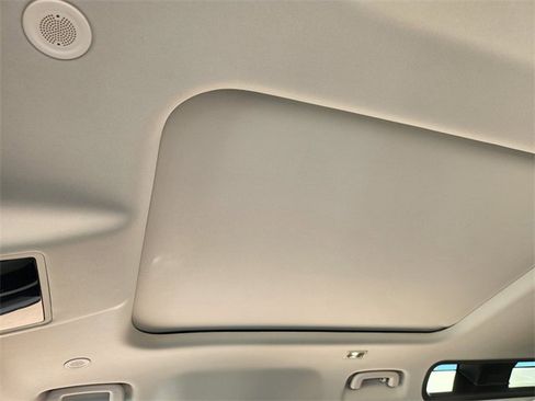 New 2026 Land Rover Defender 110 X-Dynamic SE image 18