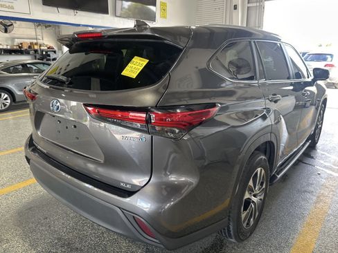 Used 2023 Toyota Highlander XLE FWD image 5