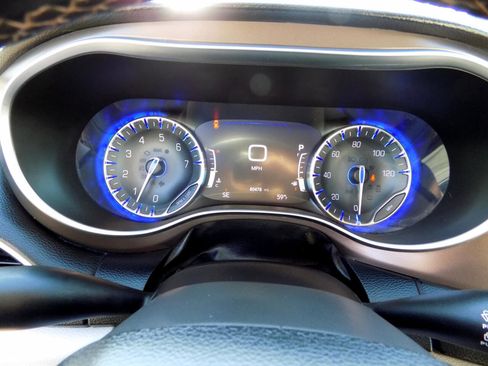 Used 2017 Chrysler Pacifica Touring-L Plus w/ Tire & Wheel Group image 37