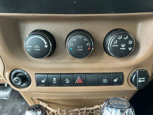 Used 2016 Jeep Wrangler Unlimited Rubicon w/ Connectivity Group image 16