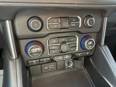 Used 2022 Chevrolet Suburban LT RWD image 20