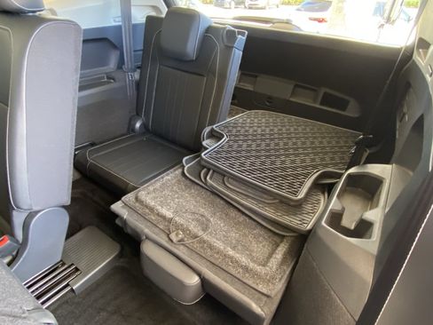 Used 2023 Volkswagen Tiguan SE w/ Panoramic Sunroof Package FWD image 29