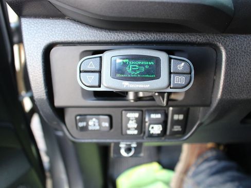 Used 2017 Toyota Tacoma TRD Off-Road image 23