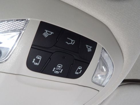 Used 2022 Chrysler Pacifica Touring-L w/ Uconnect Theater Family Group image 36