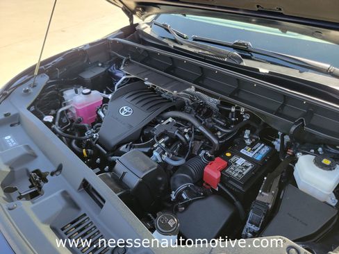 Used 2023 Toyota Highlander XLE image 36