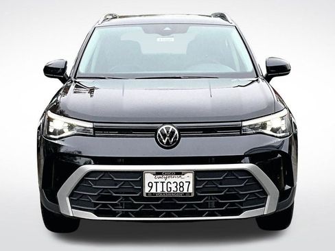 Certified 2025 Volkswagen Taos SE w/ Panoramic Sunroof Package image 2