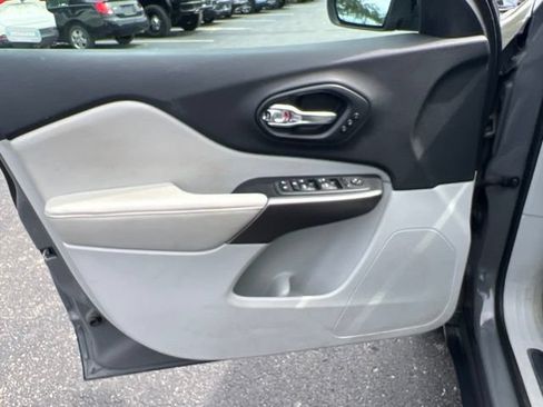 Used 2019 Jeep Cherokee Limited AWD/4WD image 28