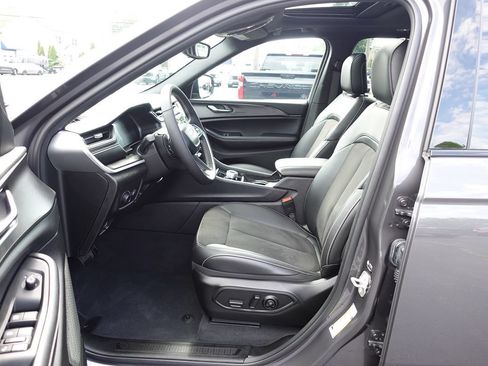 Used 2024 Jeep Grand Cherokee Altitude AWD/4WD image 18