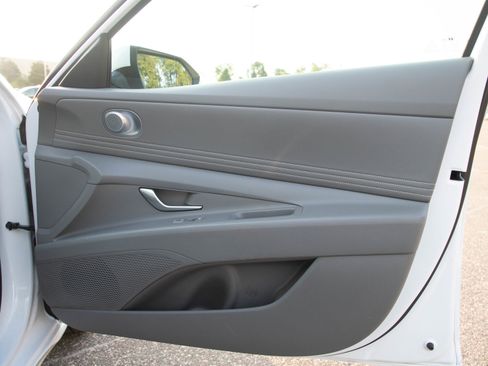 Used 2025 Hyundai Elantra SEL FWD image 9