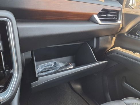 Used 2025 GMC Yukon XL Denali image 34