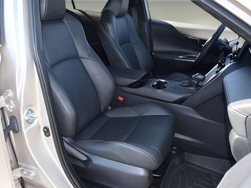 Certified 2022 Toyota Venza XLE AWD/4WD image 17