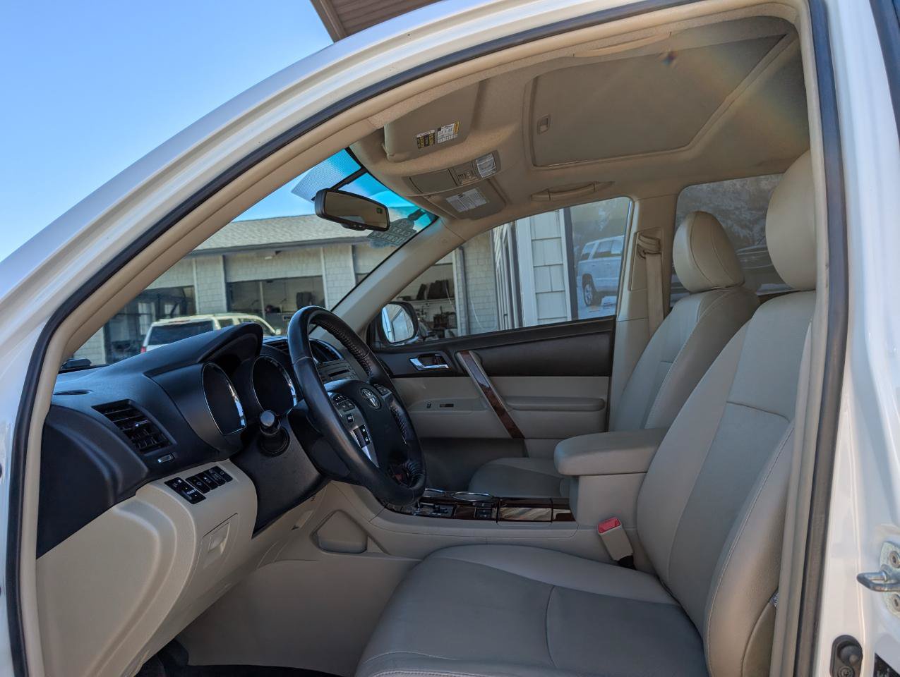 Used 2012 Toyota Highlander Limited w/ Tow Pkg AWD/4WD image 13