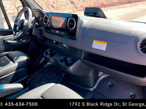 Used 2025 Mercedes-Benz Sprinter 2500 image 21