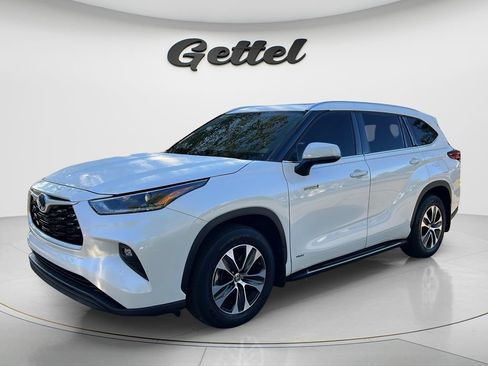 Used 2021 Toyota Highlander XLE AWD/4WD image 1