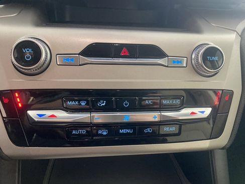 Used 2022 Ford Explorer XLT image 5