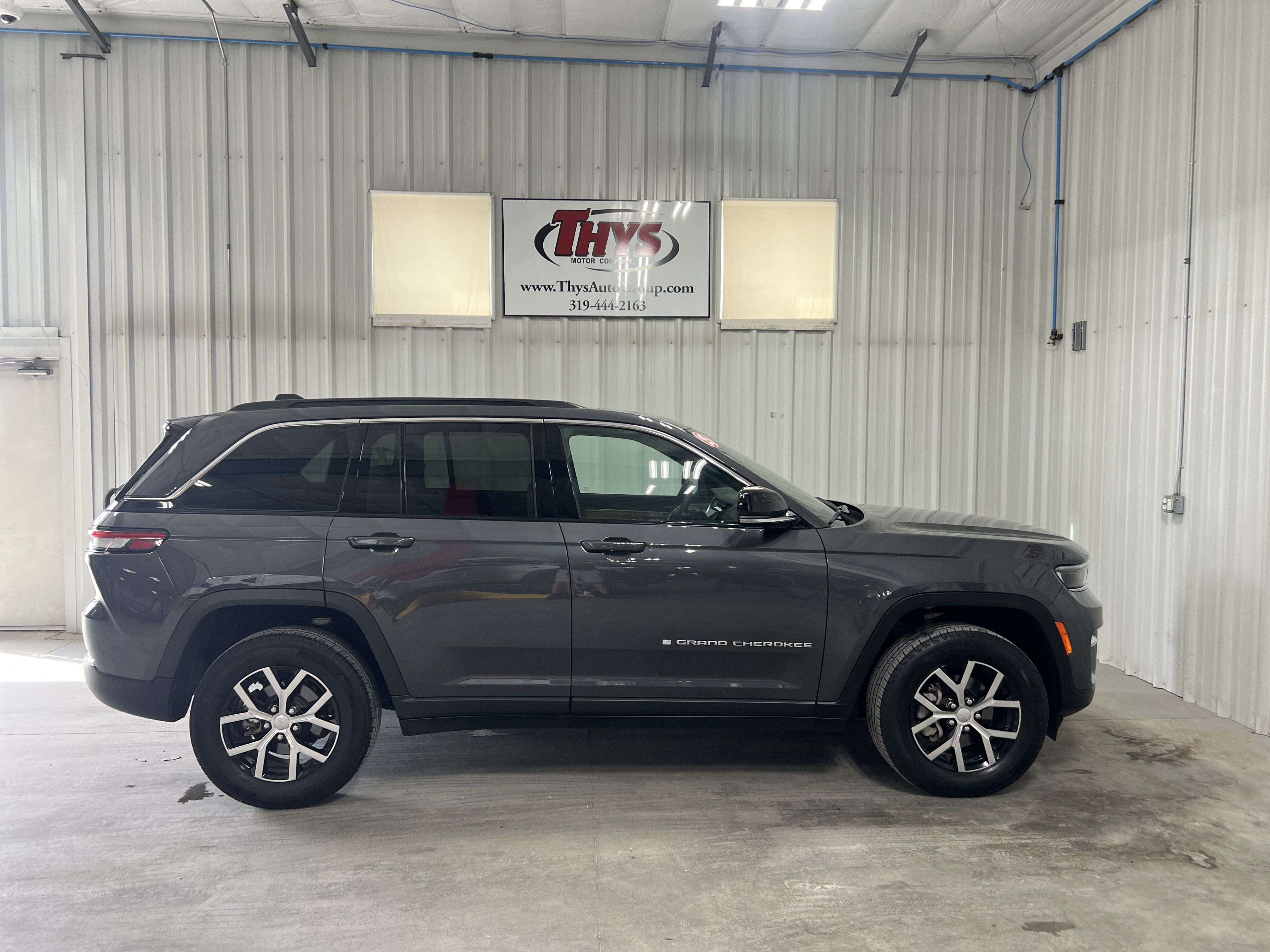 Used 2025 Jeep Grand Cherokee Limited w/ Trailer Tow Package AWD/4WD image 1