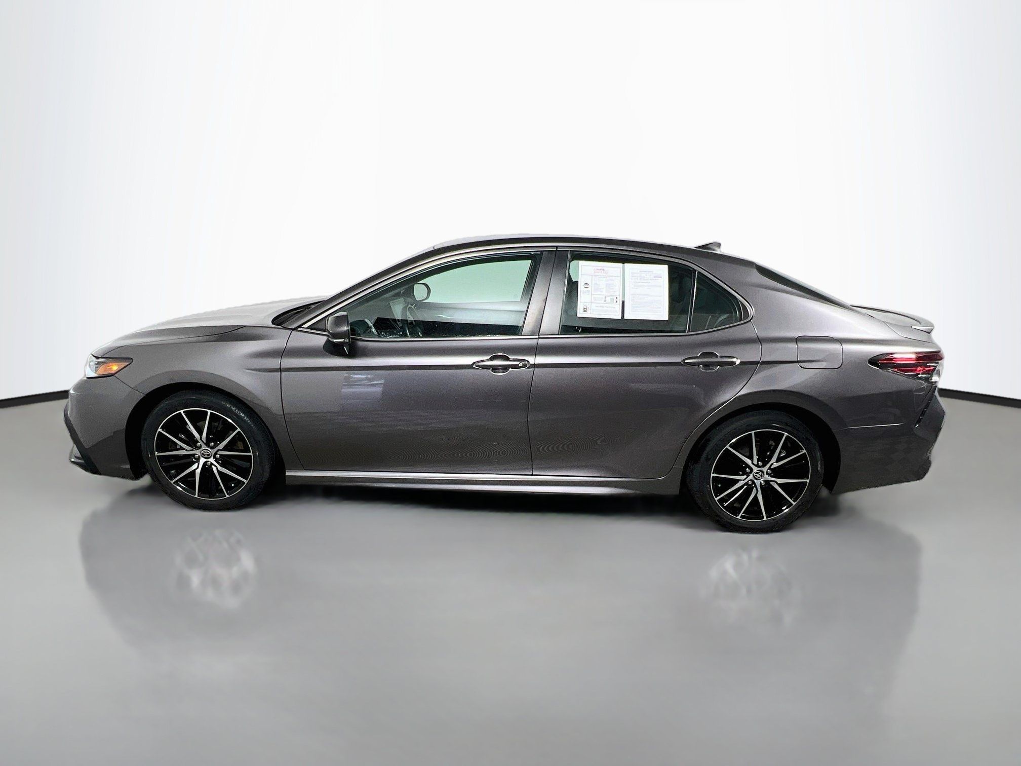 Used 2023 Toyota Camry SE FWD image 9