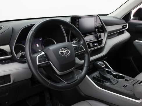 Used 2022 Toyota Highlander XLE FWD image 16
