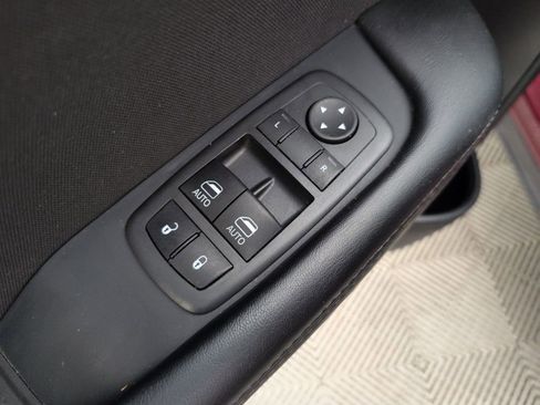 Used 2022 Dodge Challenger SXT image 39