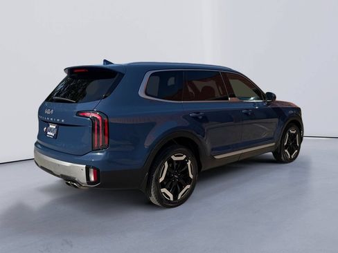 Used 2023 Kia Telluride EX w/ EX Captain's Chair Package FWD image 3
