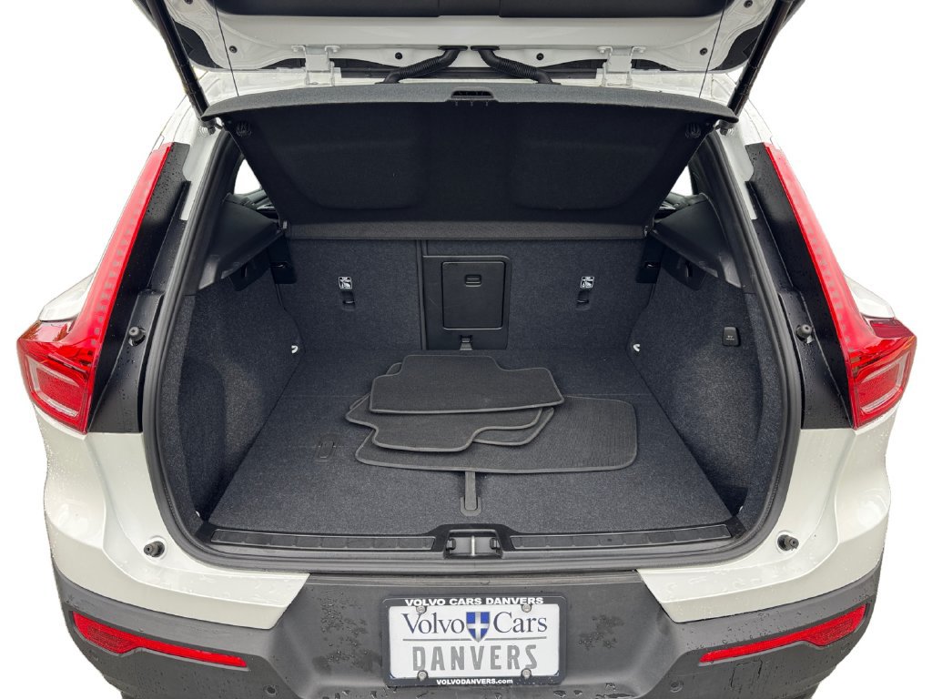 Used 2025 Volvo XC40 B5 Plus AWD/4WD image 6