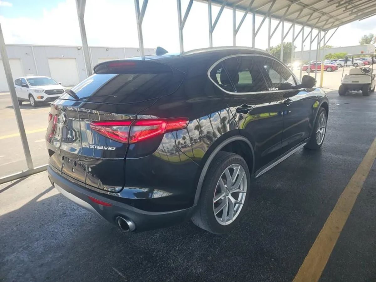 Used 2018 Alfa Romeo Stelvio Ti AWD/4WD image 3