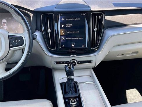 Used 2020 Volvo XC60 T5 Momentum FWD image 8