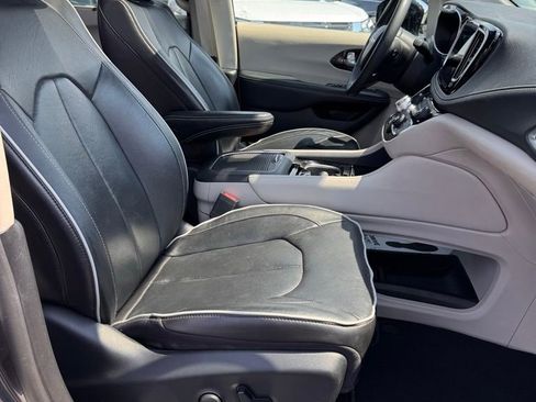 Used 2023 Chrysler Pacifica Limited FWD image 12